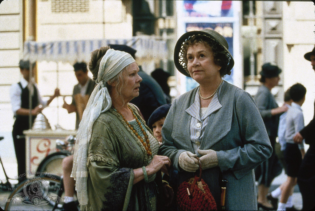 Still of Judi Dench and Joan Plowright in Arbatele su Musoliniu (1999)