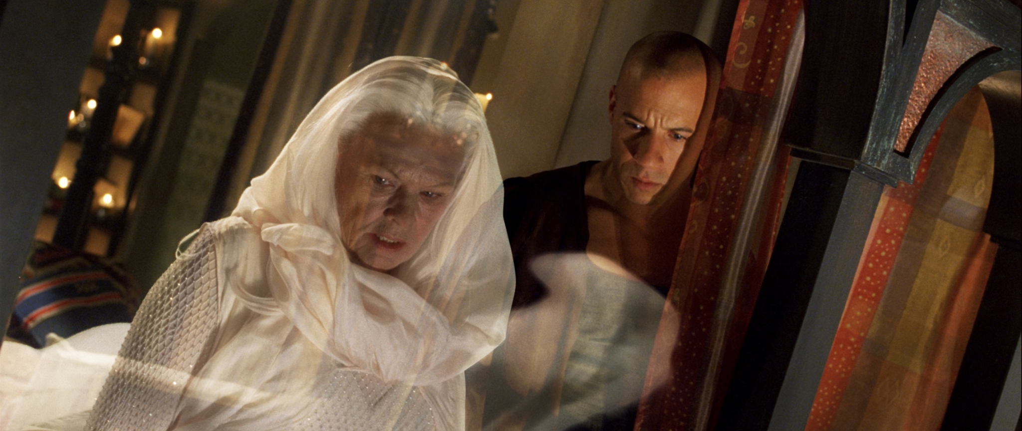 Still of Judi Dench and Vin Diesel in Rydiko kronikos (2004)