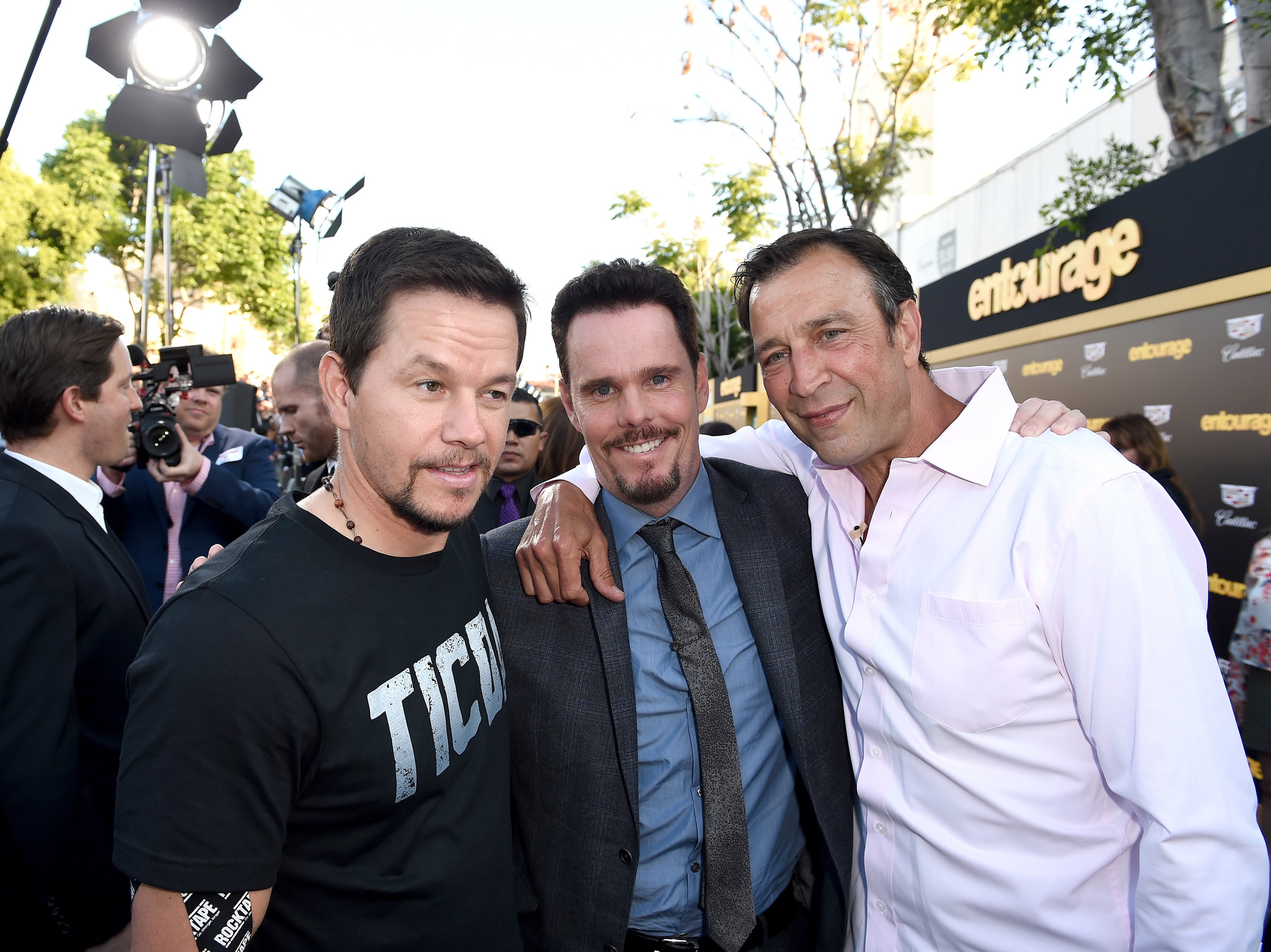 Mark Wahlberg, Kevin Dillon and Johnny Alves at event of Entourage (2015)