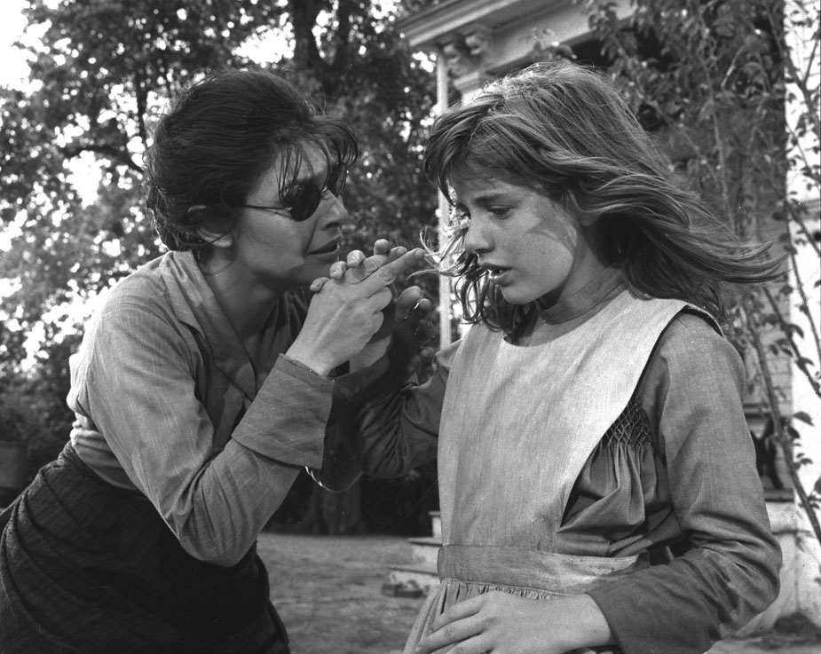 Still of Anne Bancroft and Patty Duke in The Miracle Worker (1962)