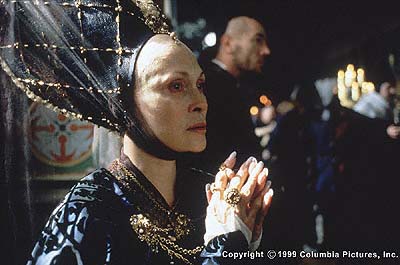 Faye Dunaway plays Yolande D'Aragon