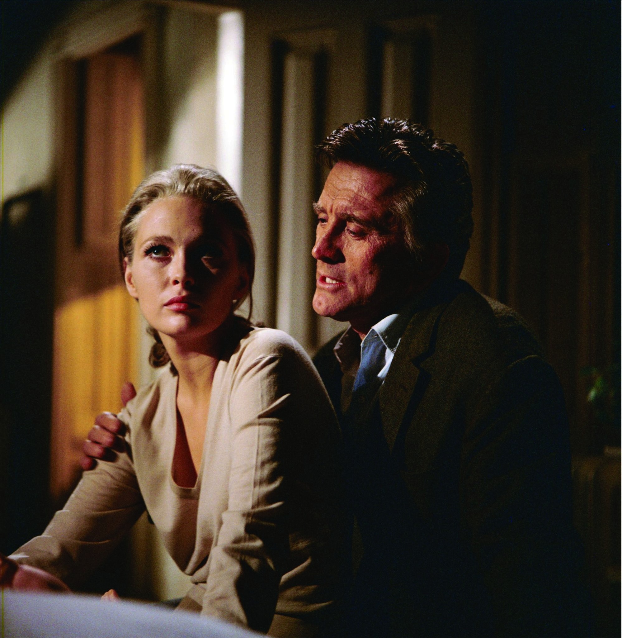 Still of Kirk Douglas and Faye Dunaway in The Arrangement (1969)