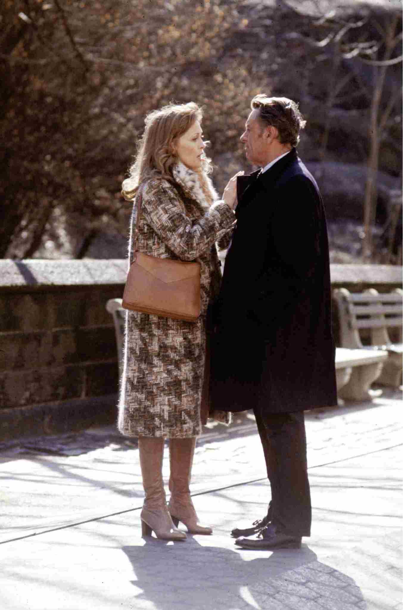 Still of William Holden and Faye Dunaway in Tinklas (1976)