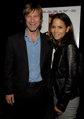 Halle Berry and Aaron Eckhart at event of Thank You for Smoking (2005)