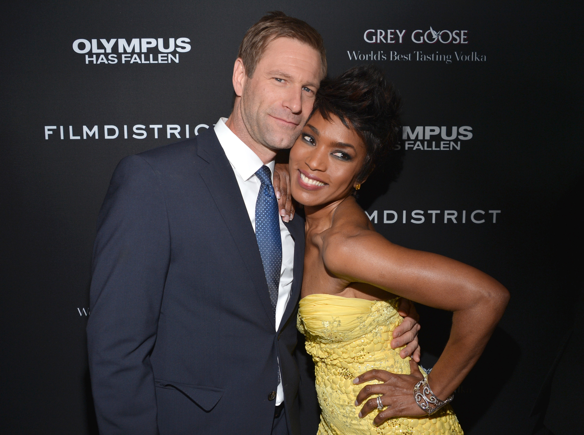 Angela Bassett and Aaron Eckhart at event of Olimpo apgultis (2013)