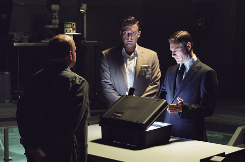 Still of Ben Affleck and Aaron Eckhart in Paycheck (2003)