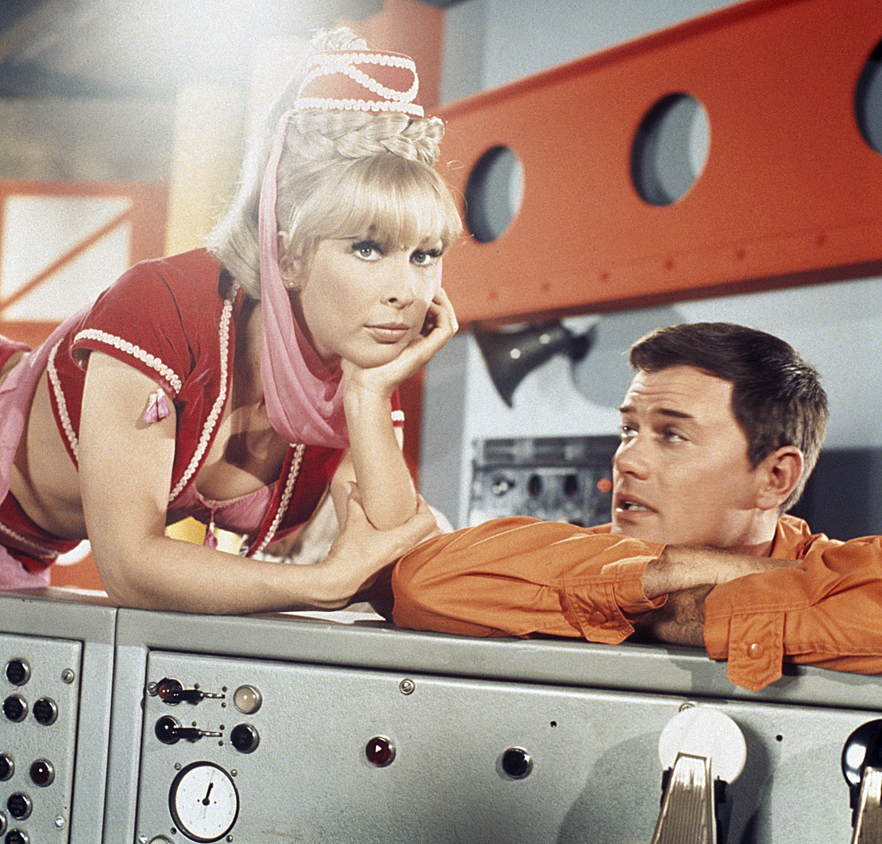 Still of Barbara Eden and Larry Hagman in Mano svajoniu Dzine (1965)