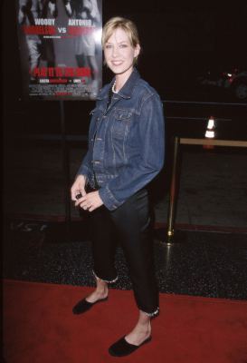 Jenna Elfman at event of Play It to the Bone (1999)