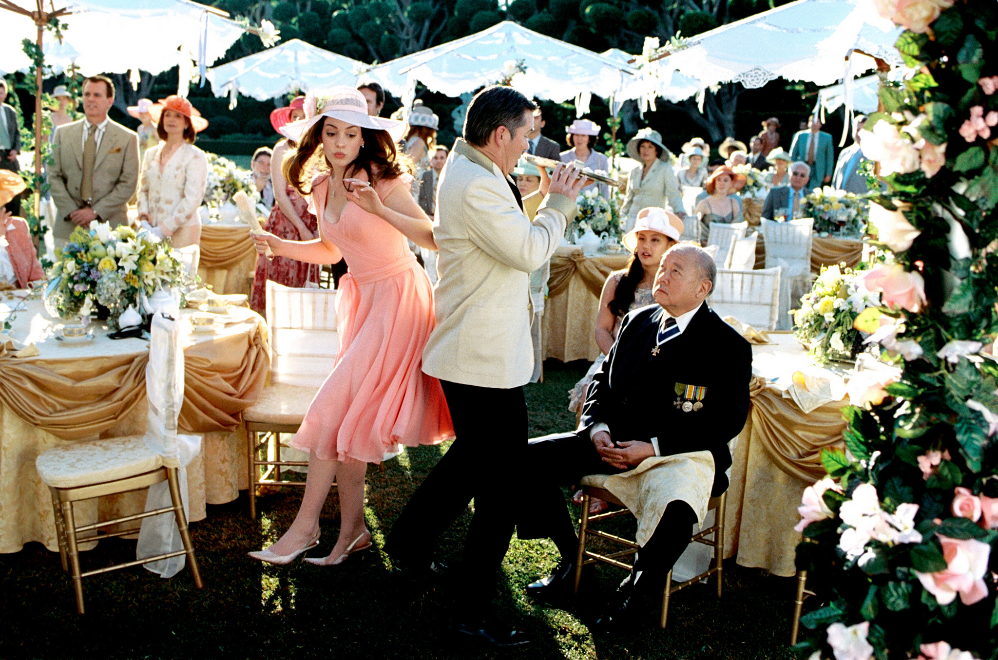 Still of Hector Elizondo and Anne Hathaway in The Princess Diaries 2: Royal Engagement (2004)