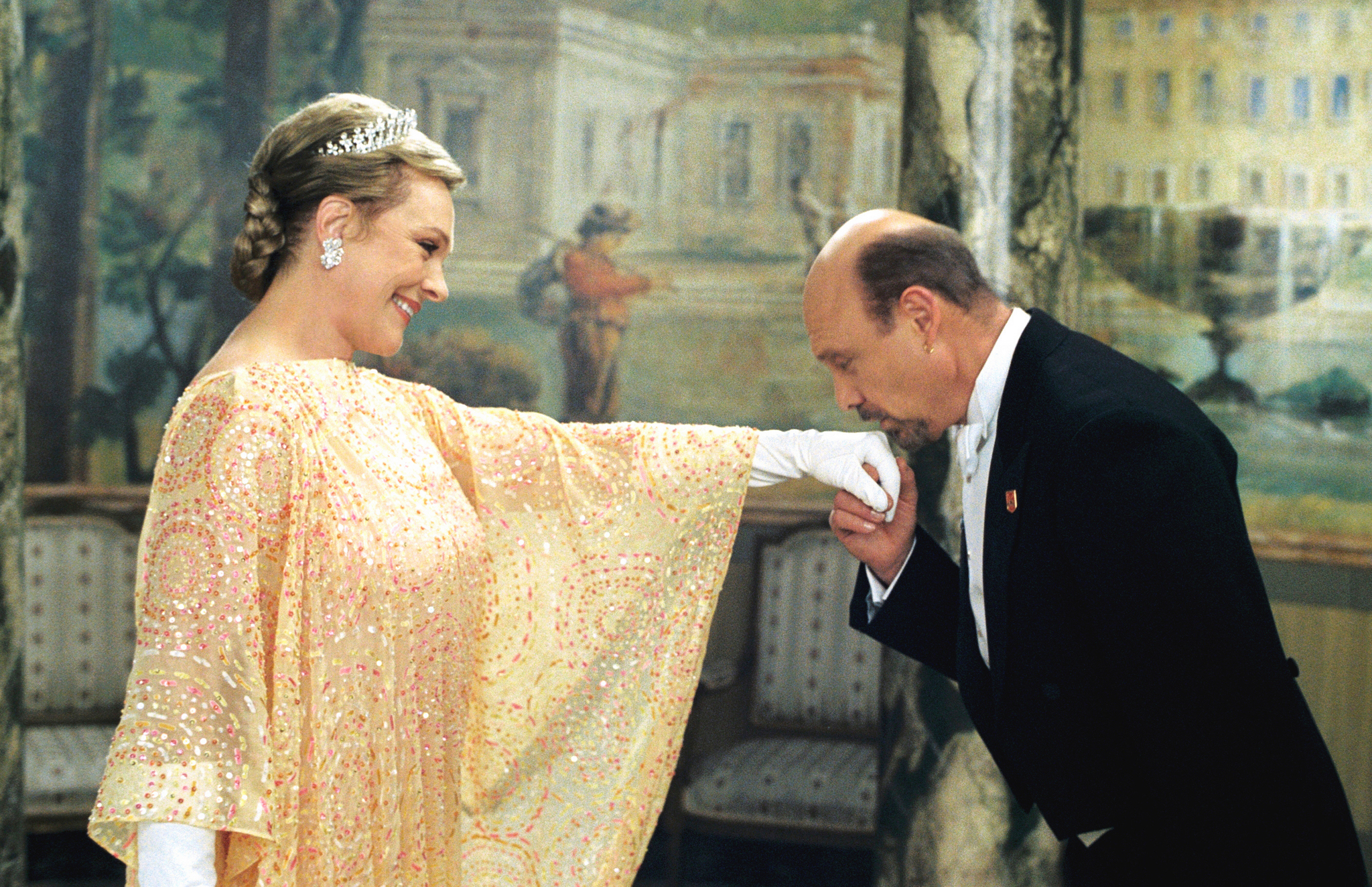 Still of Julie Andrews and Hector Elizondo in The Princess Diaries 2: Royal Engagement (2004)