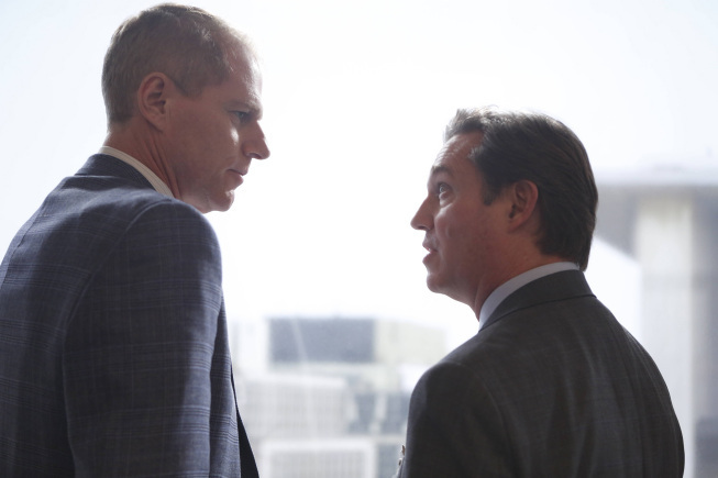 Still of Noah Emmerich and Richard Thomas in The Americans