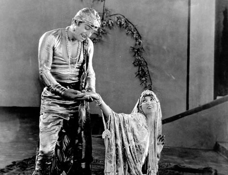 Still of Douglas Fairbanks, Julanne Johnston and Raoul Walsh in The Thief of Bagdad (1924)