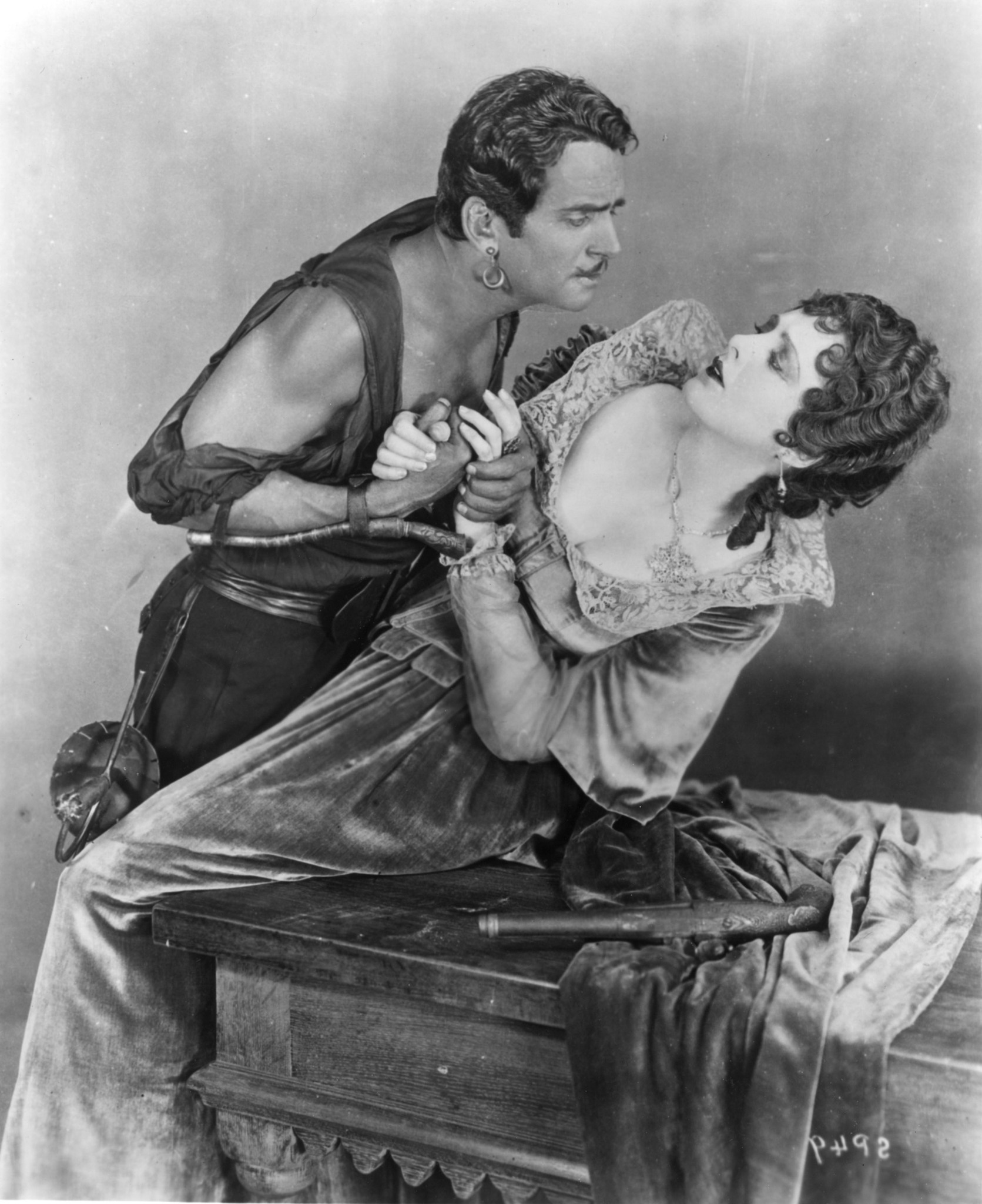 Still of Douglas Fairbanks and Billie Dove in The Black Pirate (1926)