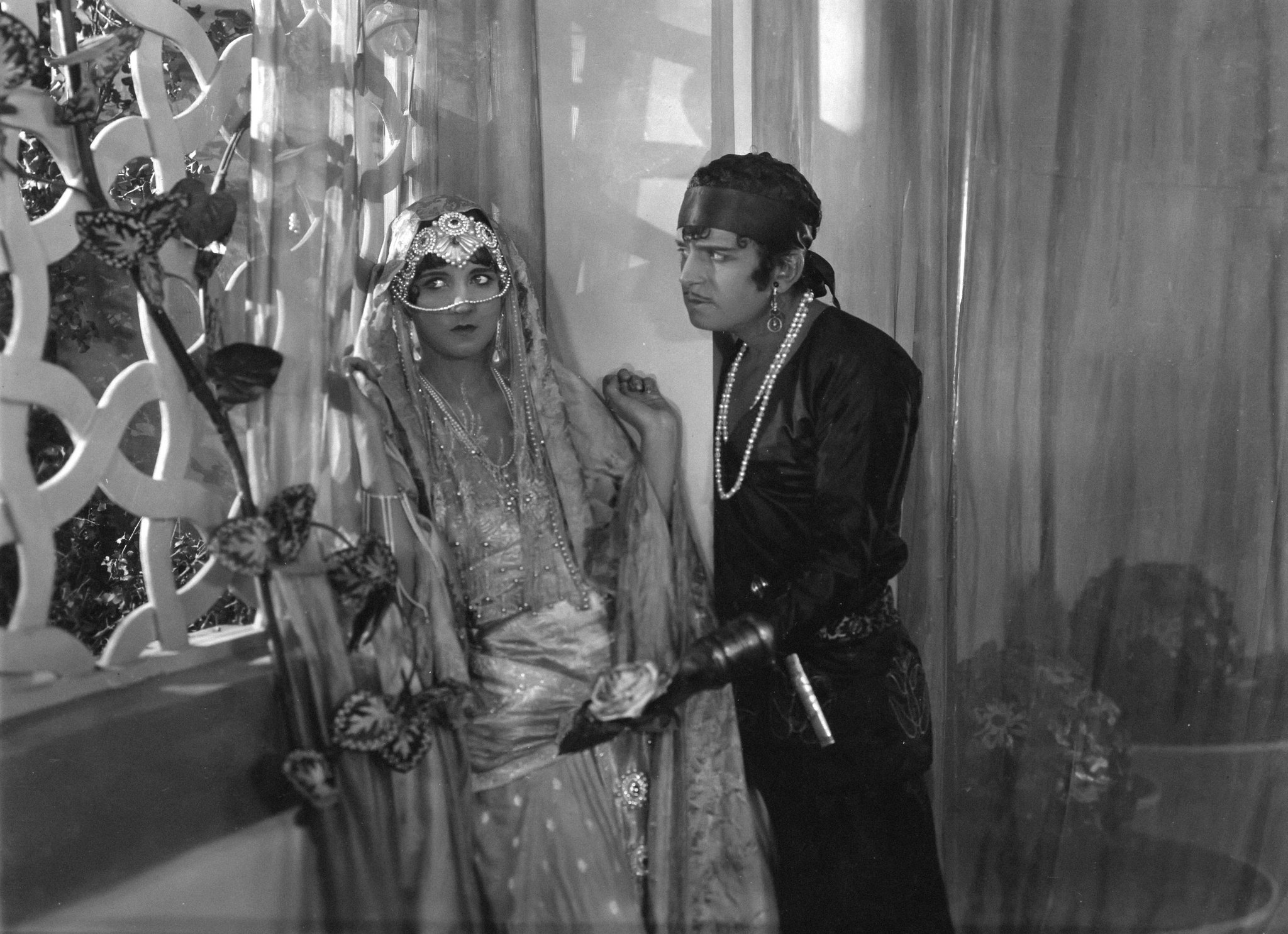 Still of Douglas Fairbanks and Julanne Johnston in The Thief of Bagdad (1924)