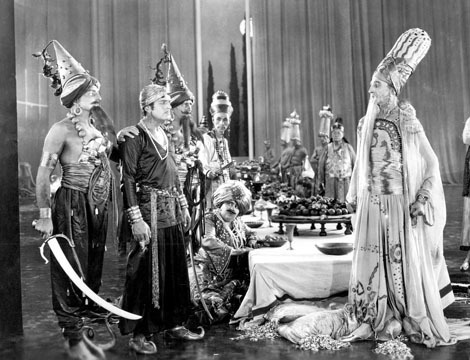 Still of Douglas Fairbanks and Raoul Walsh in The Thief of Bagdad (1924)