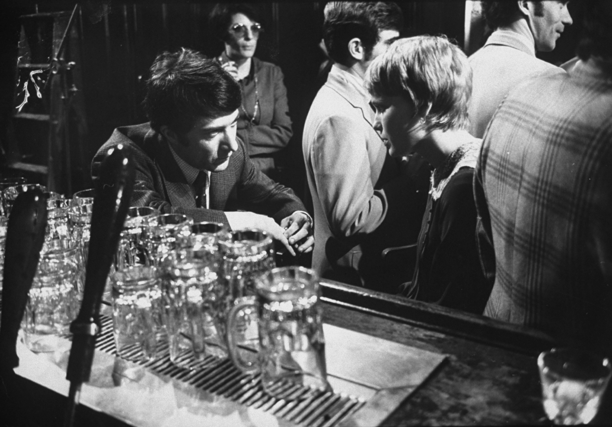 Still of Dustin Hoffman and Mia Farrow in John and Mary (1969)