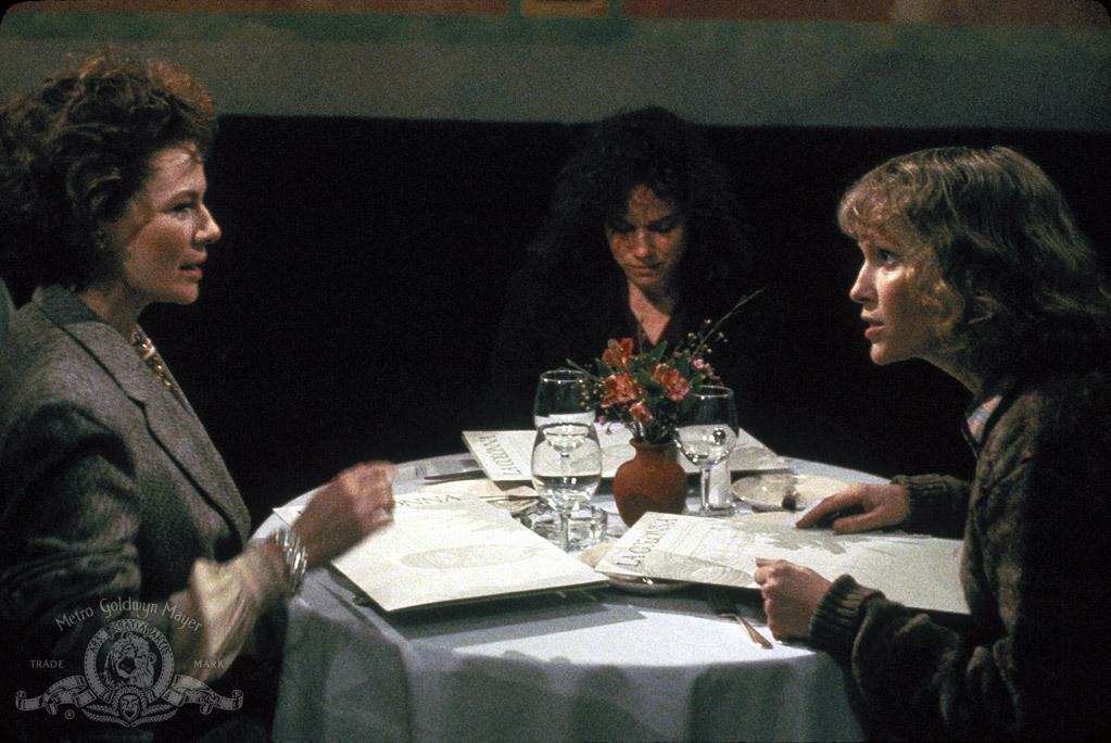 Still of Mia Farrow, Barbara Hershey and Dianne Wiest in Hannah and Her Sisters (1986)