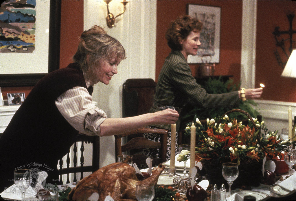 Still of Mia Farrow and Dianne Wiest in Hannah and Her Sisters (1986)