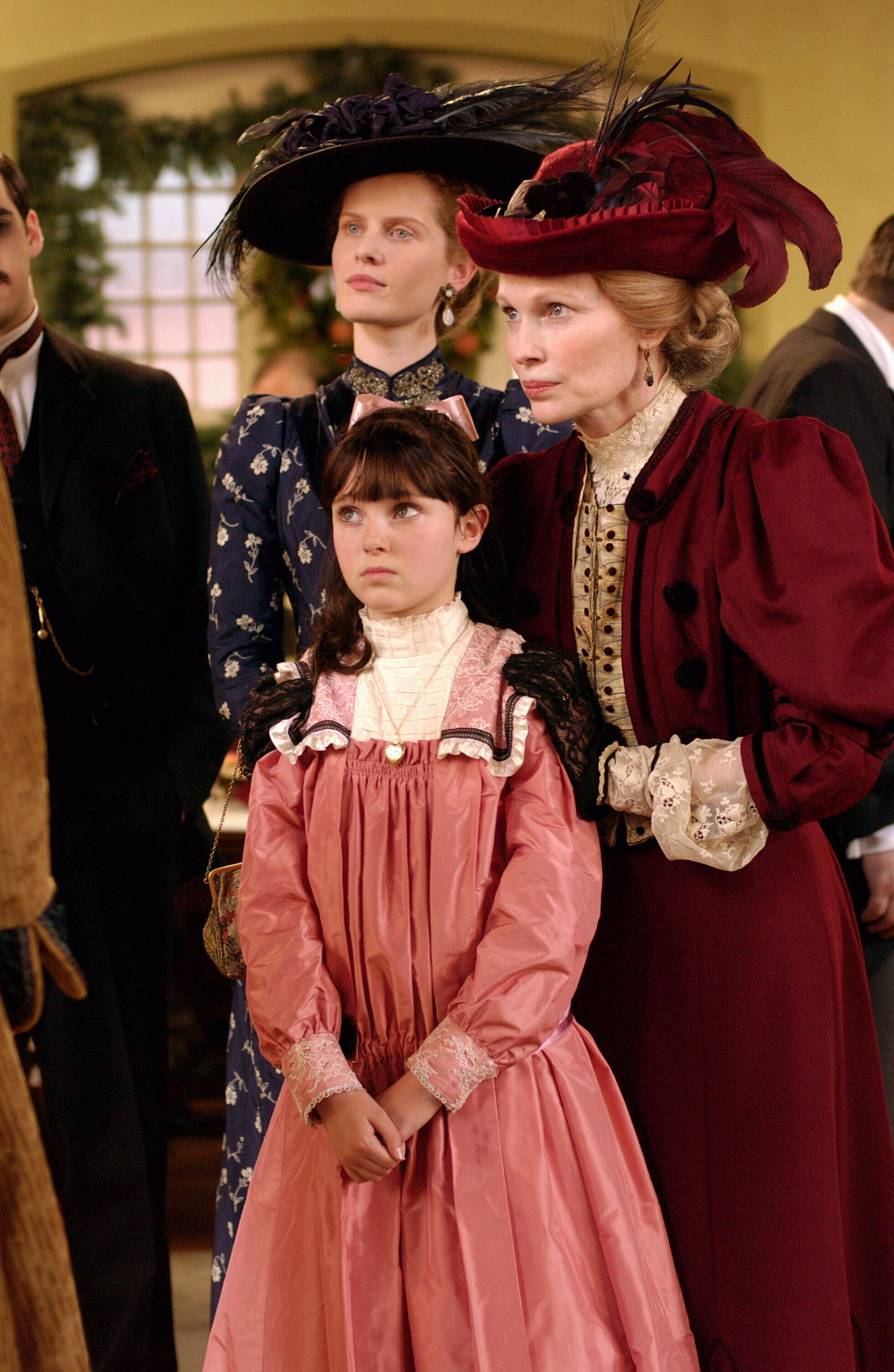 Still of Mia Farrow and AnnaSophia Robb in Samantha: An American Girl Holiday (2004)