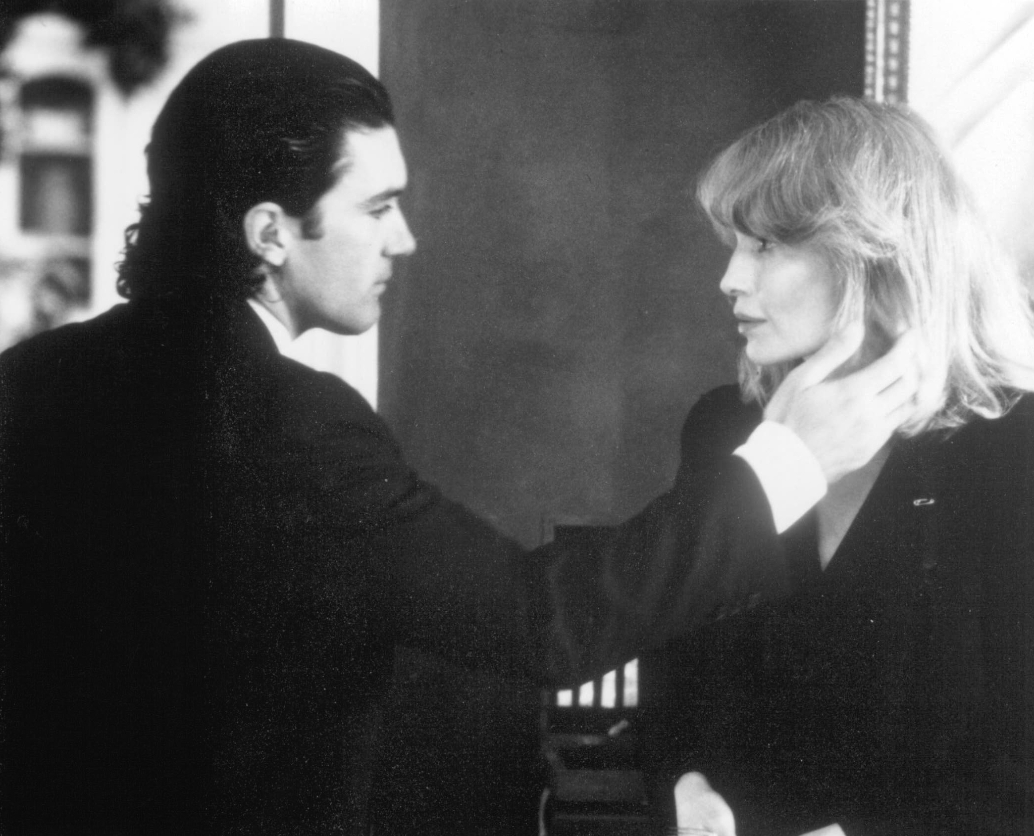 Still of Antonio Banderas and Mia Farrow in Miami Rhapsody (1995)