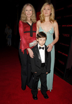 Mia Farrow, Julia Stiles and Seamus Davey-Fitzpatrick at event of Lemties zenklas 666 (2006)
