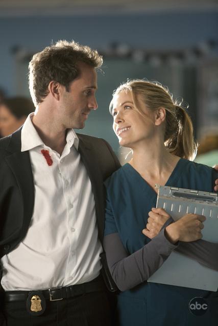 Still of Joseph Fiennes and Sonya Walger in Zvilgsnis i ateiti (2009)