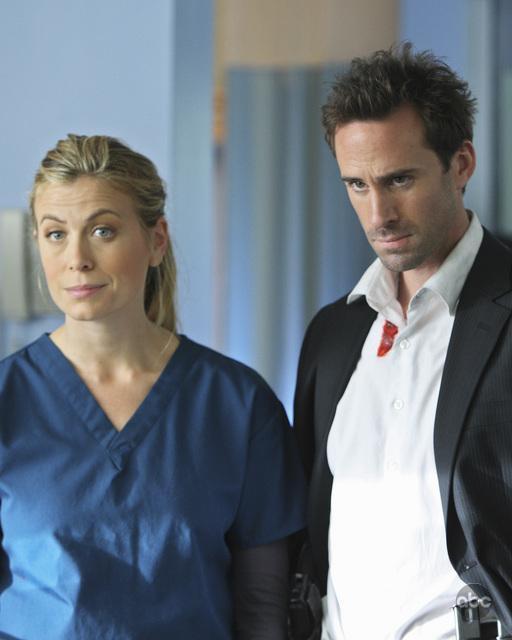 Still of Joseph Fiennes and Sonya Walger in Zvilgsnis i ateiti (2009)