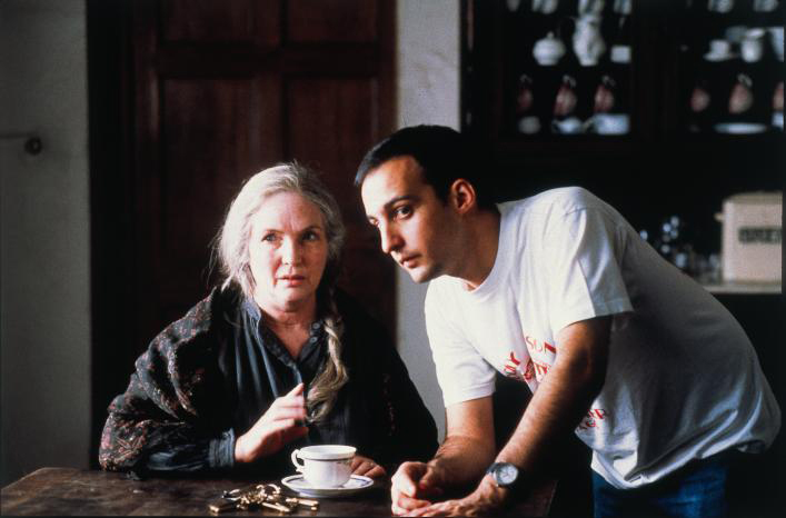 Still of Fionnula Flanagan and Alejandro Amenábar in The Others (2001)
