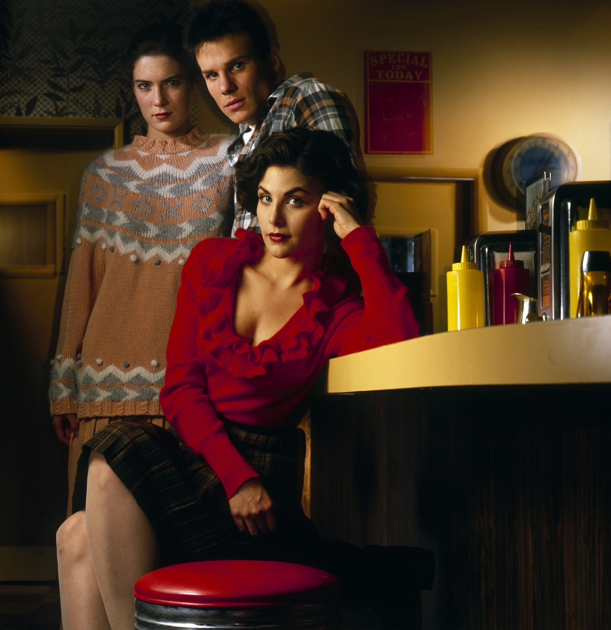 Still of Sherilyn Fenn, Lara Flynn Boyle and James Marshall in Twin Pykso miestelis (1990)