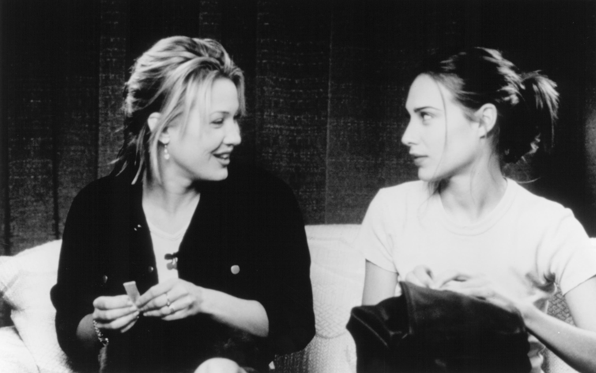 Still of Joey Lauren Adams and Claire Forlani in Mallrats (1995)