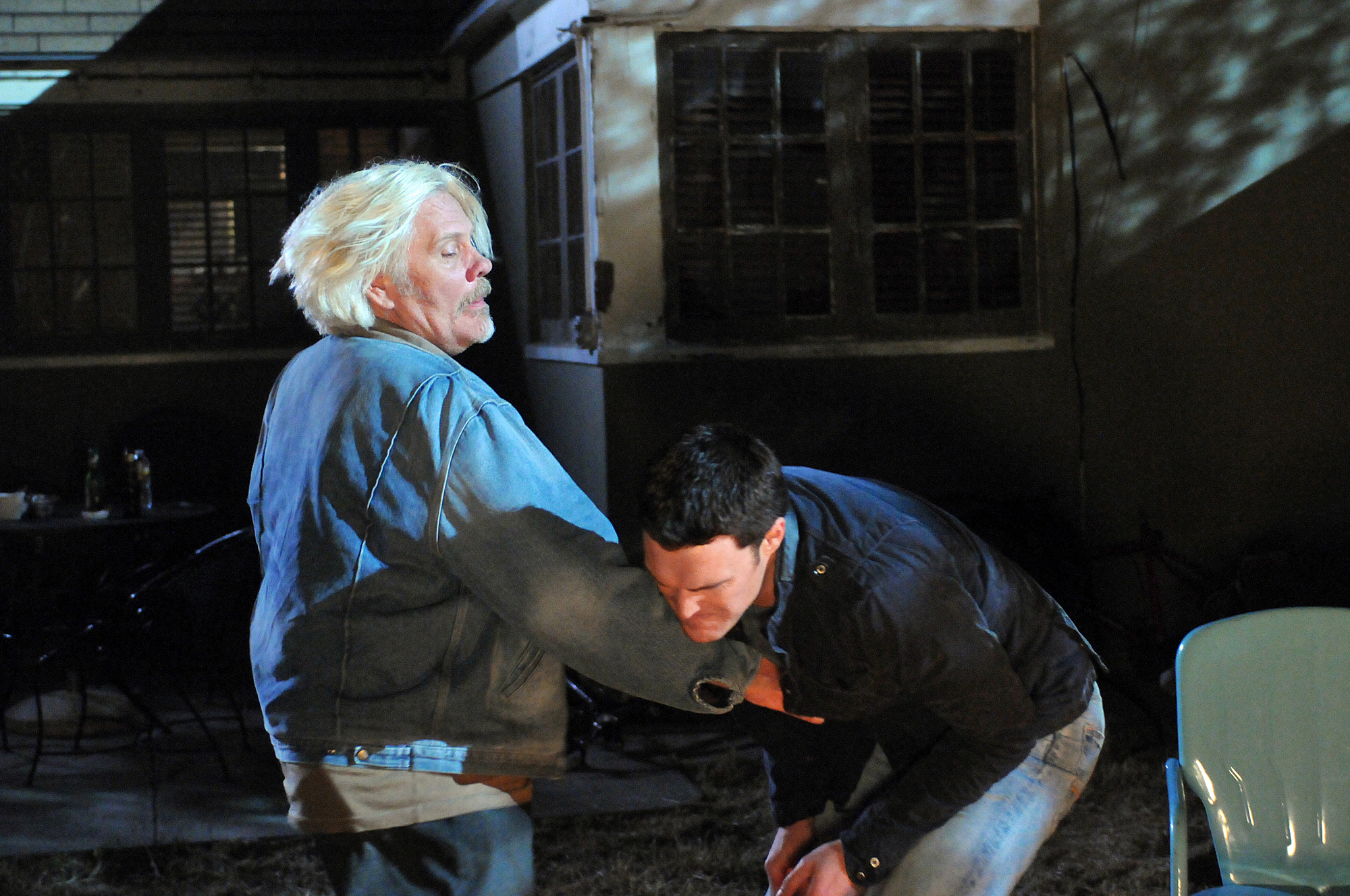 Still of William Forsythe and Owain Yeoman in Mentalistas (2008)
