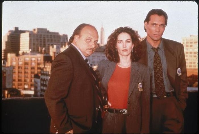 Still of Kim Delaney, Dennis Franz and Jimmy Smits in NYPD Blue (1993)