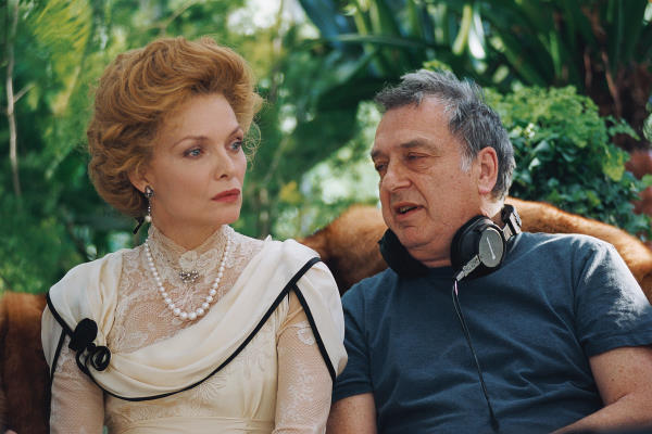 Still of Michelle Pfeiffer and Stephen Frears in Chéri (2009)