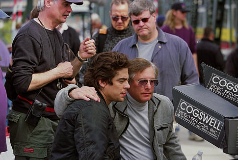 Benicio Del Toro and William Friedkin in The Hunted (2003)