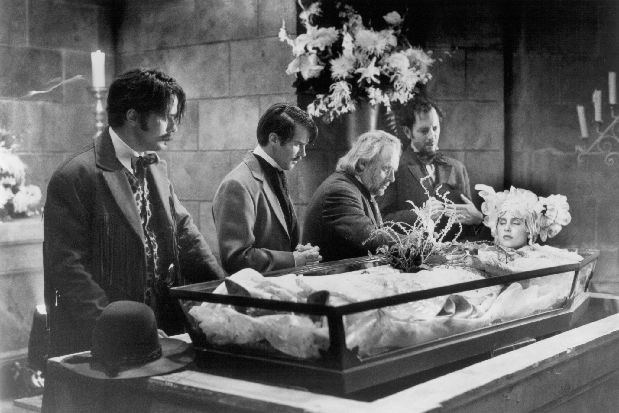 Still of Cary Elwes, Anthony Hopkins, Billy Campbell, Sadie Frost and Richard E. Grant in Dracula (1992)