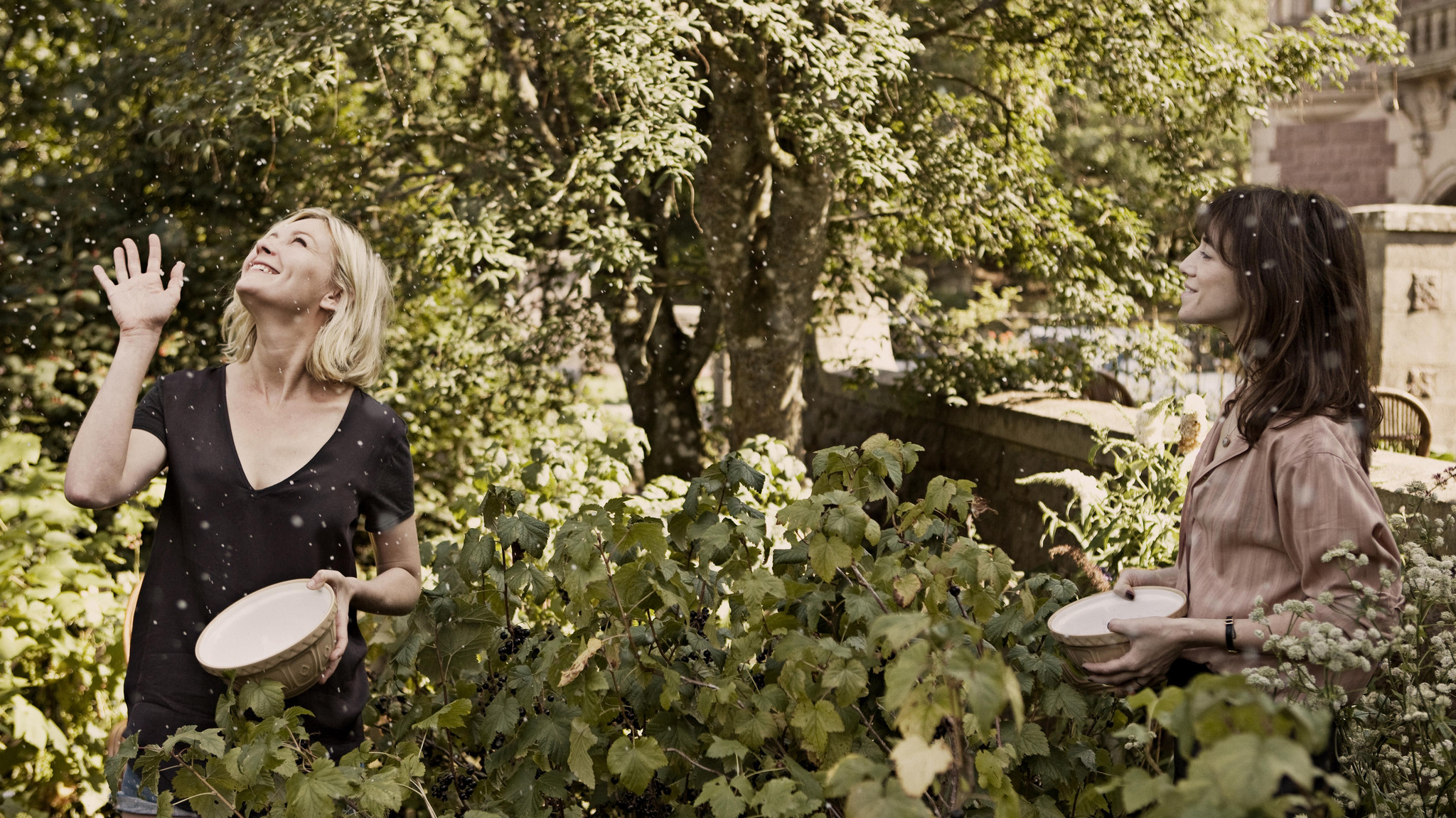 Still of Kirsten Dunst and Charlotte Gainsbourg in Melancholija (2011)