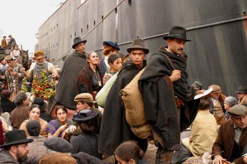 Still of Charlotte Gainsbourg, Vincent Schiavelli, Vincenzo Amato, Aurora Quattrocchi, Filippo Pucillo, Francesco Casisa and Federica De Cola in Nuovomondo (2006)