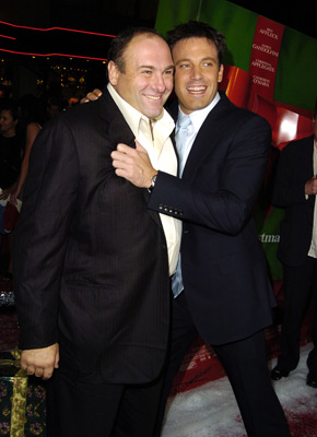 Ben Affleck and James Gandolfini at event of Surviving Christmas (2004)