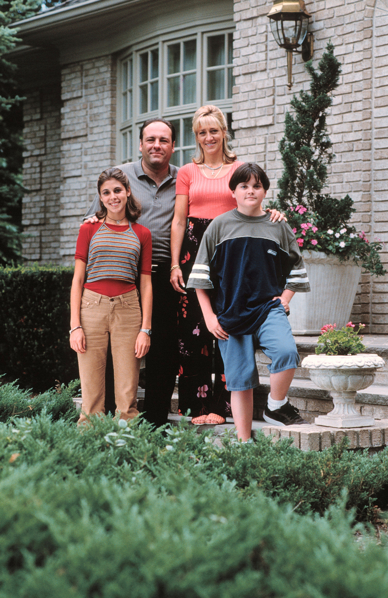 Still of James Gandolfini, Edie Falco, Robert Iler and Jamie-Lynn Sigler in Sopranai (1999)