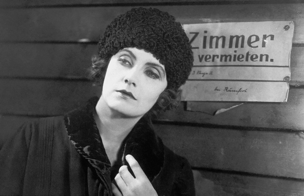 Still of Greta Garbo in Die freudlose Gasse (1925)