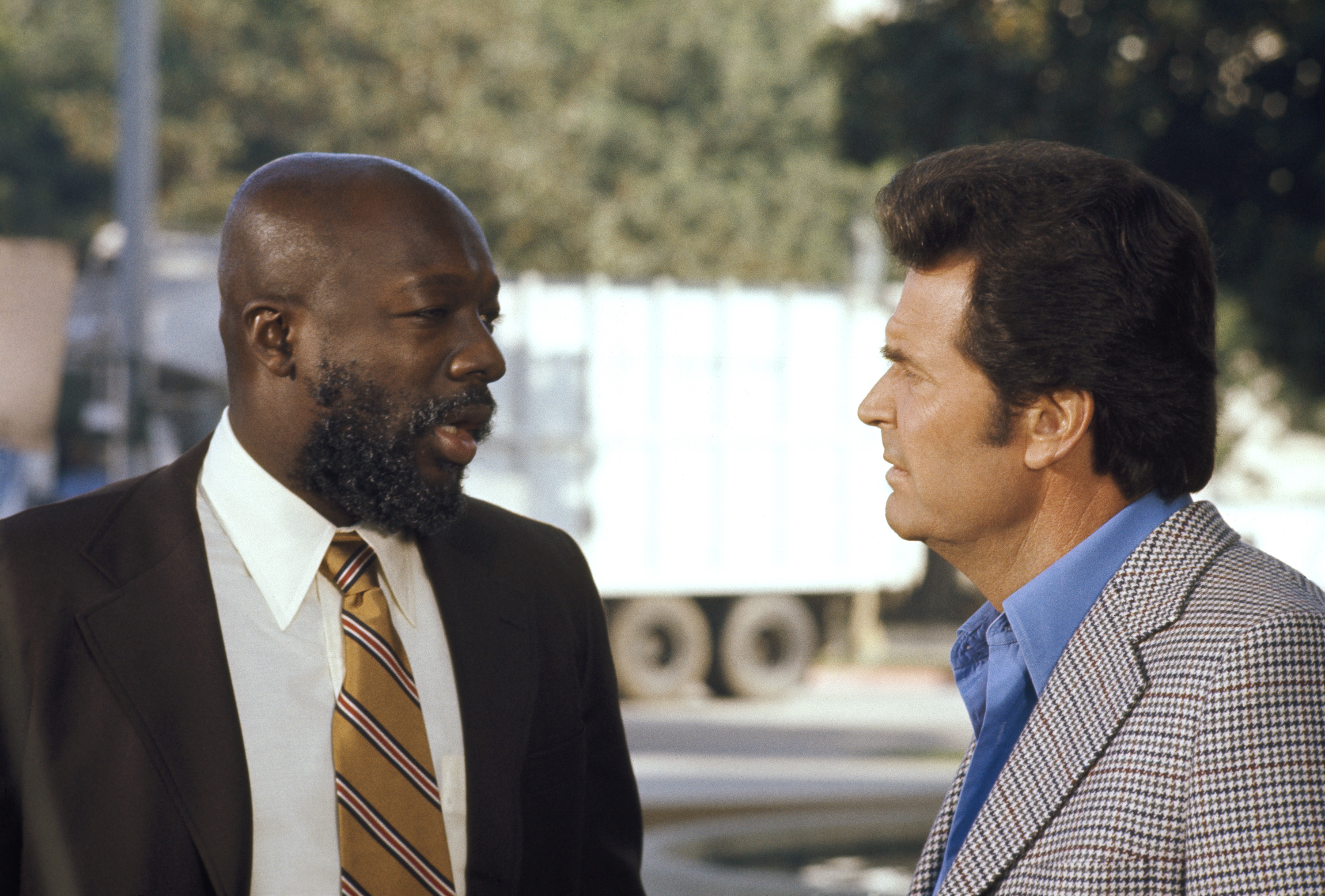 Still of James Garner and Isaac Hayes in The Rockford Files (1974)