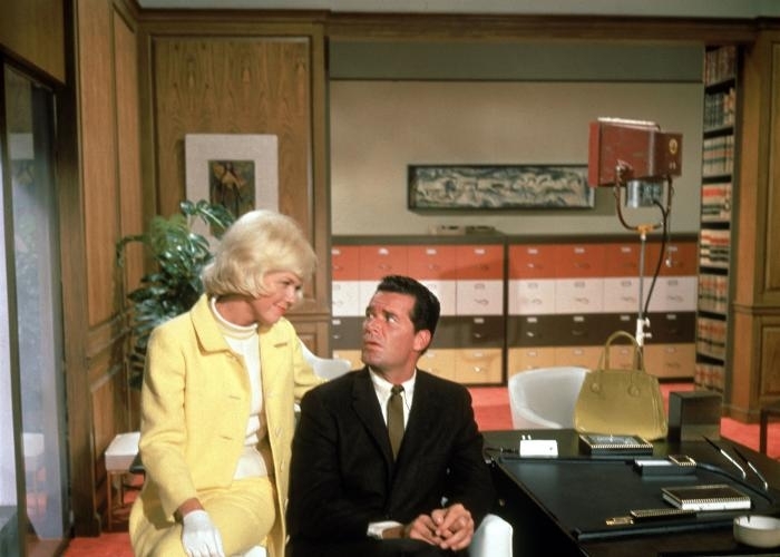 Still of Doris Day and James Garner in Move Over, Darling (1963)