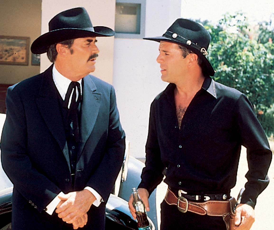 Still of Bruce Willis and James Garner in Sunset (1988)