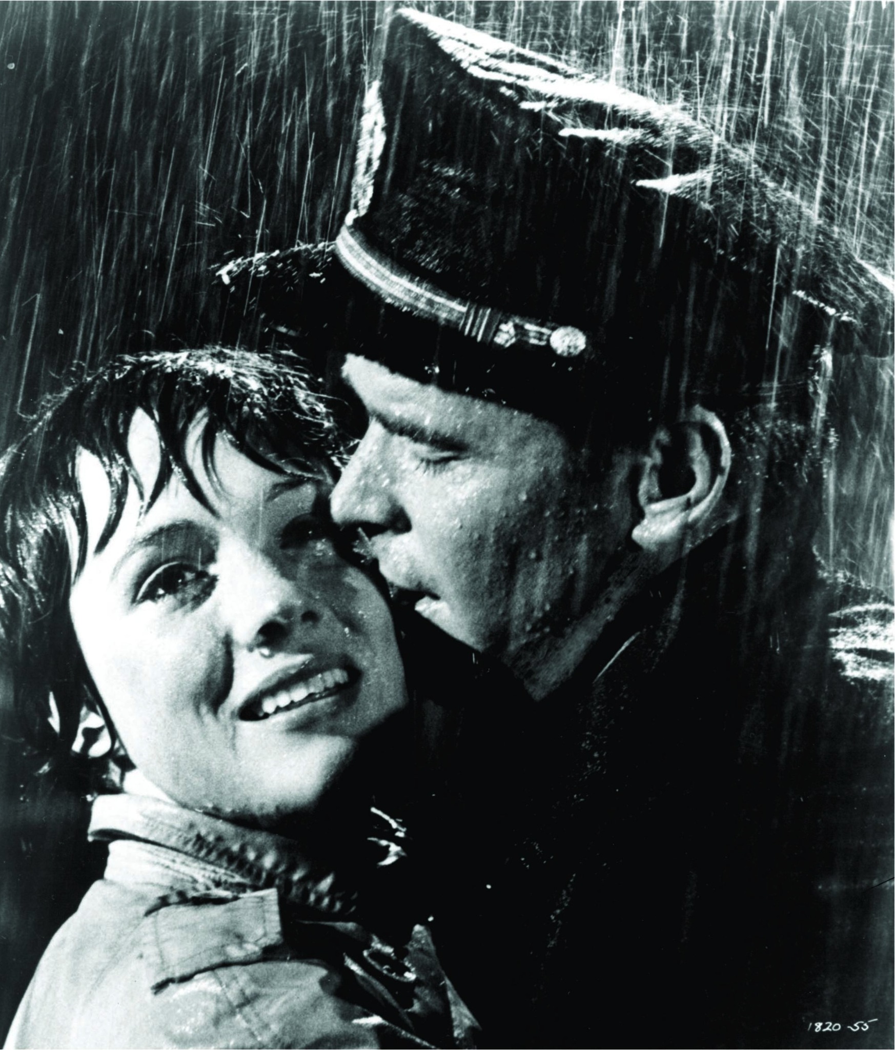 Still of Julie Andrews and James Garner in The Americanization of Emily (1964)