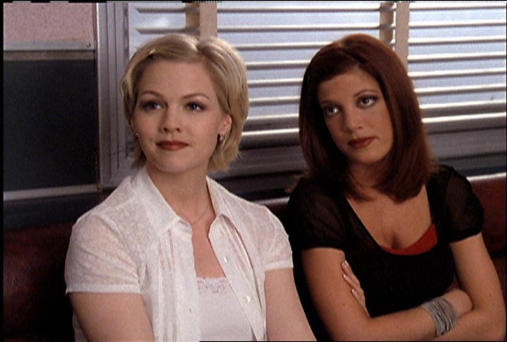 Still of Jennie Garth and Tori Spelling in Beverli Hilsas, 90210 (1990)