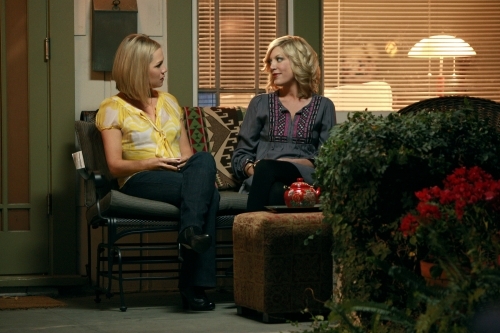 Still of Jennie Garth and Tori Spelling in 90210 (2008)