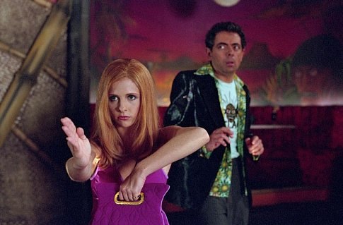 (L-r) Daphne (SARAH MICHELLE GELLAR) and Emile Mondavarious (ROWAN ATKINSON) in Warner Bros. Pictures' live-action comedy 
