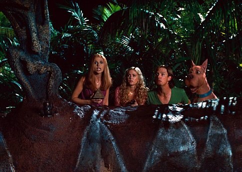 (L-r) Daphne (SARAH MICHELLE GELLAR), Mary Jane (ISLA FISHER), Shaggy (MATTHEW LILLARD) and SCOOBY-DOO in Warner Bros. Pictures' live-action comedy 