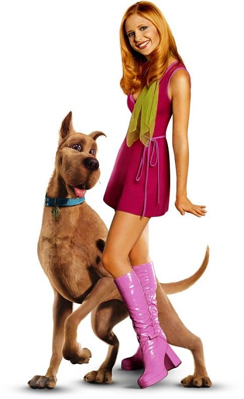 (L-r) SCOOBY-DOO and Daphne (SARAH MICHELLE GELLAR) in Warner Bros. Pictures' live-action comedy 