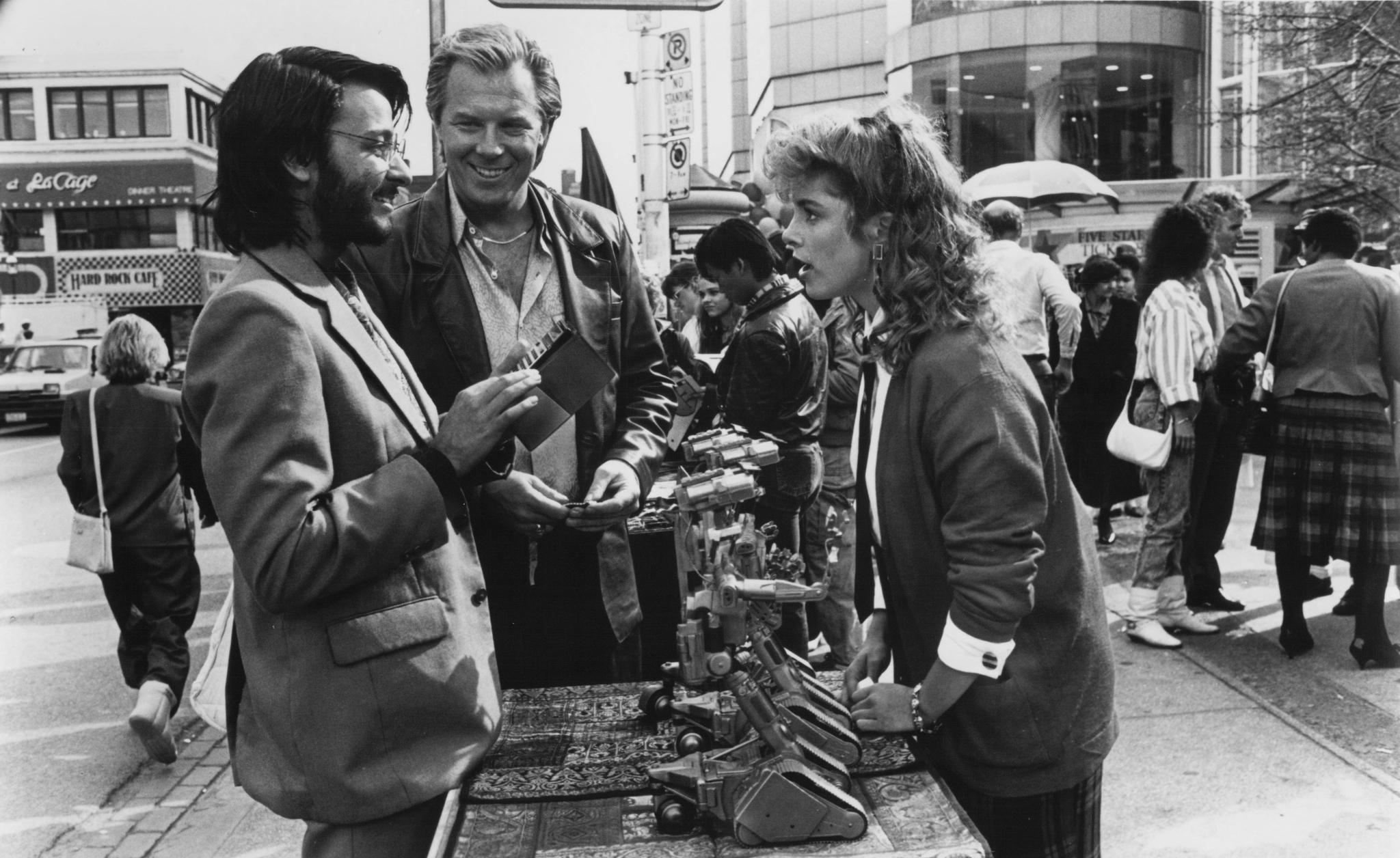 Still of Cynthia Gibb, Fisher Stevens and Michael McKean in Short Circuit 2 (1988)